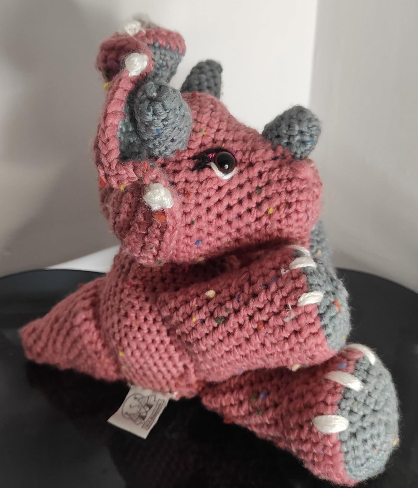 Peluche de triceratops hecho en crochet