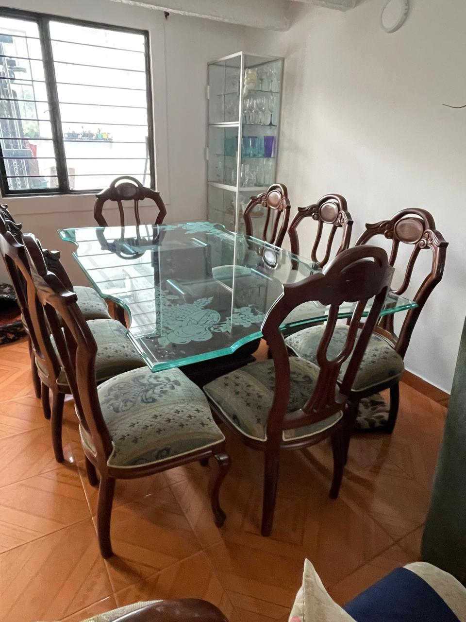 mesa de cristal de 8 puestos